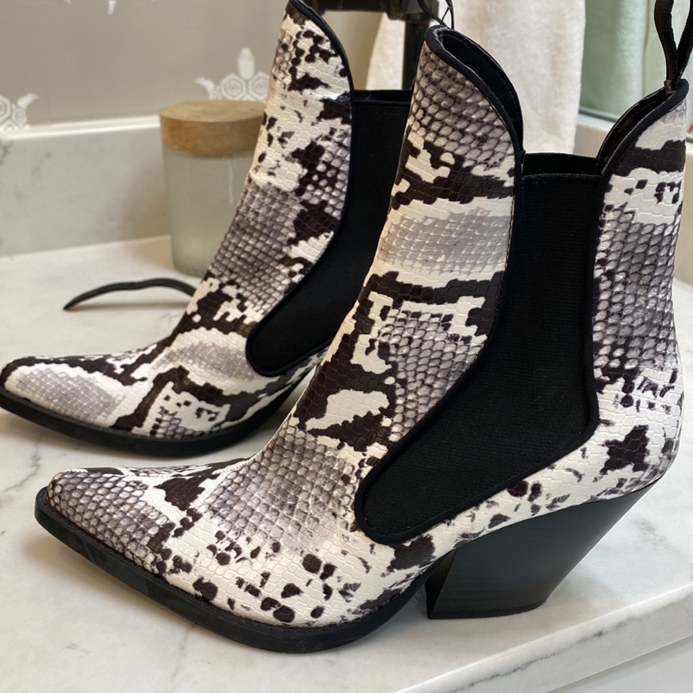 Zara boots. Worn once. Super cute just have not worn. Smoke and pet free home - Picture 2 of 6